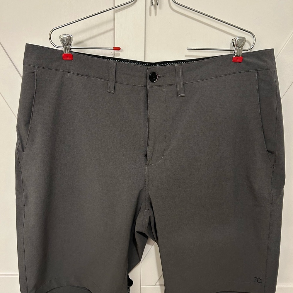 Nice pre owned pair of 7 Diamonds performance shorts size 38 in grey